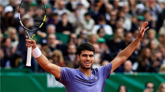 Tennisstar Carlos Alcaraz feiert den Titelgewinn in Monte Carlo. 