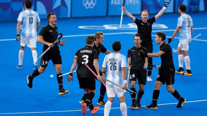 Hockey-Männer bei Olympia weiter - Halbfinale gegen Indien Teo Hinrichs erzielte das erste Tor für Deutschland.