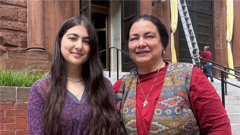 Teresa (r) ist gerade zu Besuch in Washington, wo ihre Tochter Elektra studiert. 