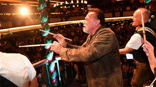 „Terminator“ Arnold Schwarzenegger dirigiert im Marstall-Festzelt.