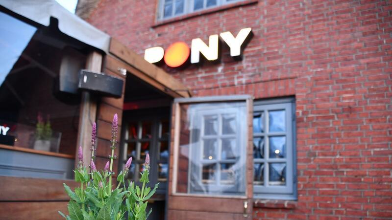 Dutzende versammeln sich zu Mahnwache auf Sylt Terrasse des Club „Pony“ in Kampen (Sylt): Hier hatten Party-Gäste zu Pfingsten rassistische Lieder gegrölt.