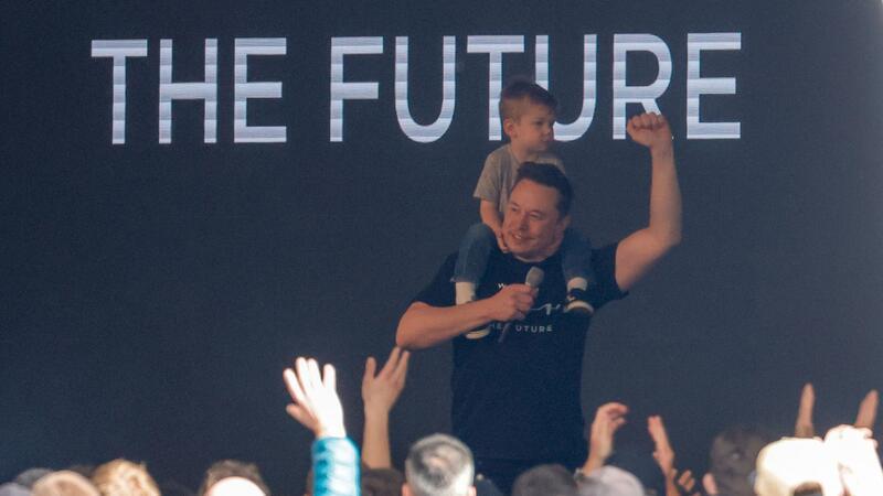 Besuch in Grünheide: Musk stärkt Beschäftigten den Rücken Tesla-Chef Elon Musk ist in die Tesla-Fabrik in Grünheide gekommen.