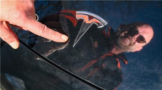 Tesla-Fahrer galten früher als umweltbewusste Vorreiter bei Mobilität und waren stolz auf ihr Auto. Heute fühlen sie sich unter Rechtsfertigungsdruck. 