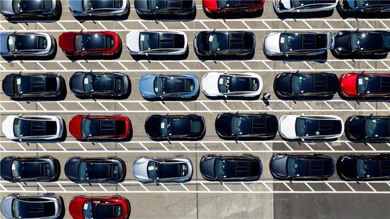 Öl-Fonds will gegen Elon Musks riesiges Aktienpaket stimmen Tesla-Fahrzeuge stehen auf einem Firmengelände in Kalifornien. (Archivbild)