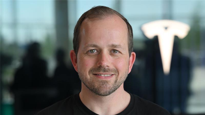 Wie bei Tesla: Hausbesuch vom Chef bei Krankmeldung – Geht das? Tesla-Werksleiter André Thierig.