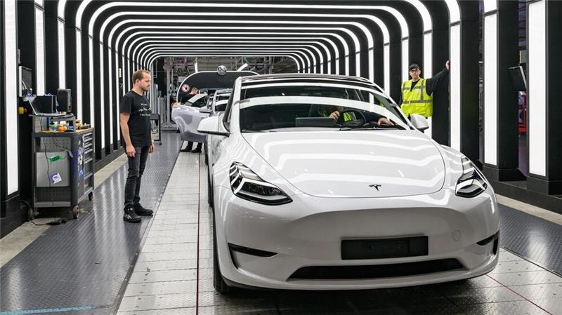 Tesla fertigt erste neue Model-Y-Autos in Deutschland Tesla geht im Werk Grünheide einen neuen Schritt.