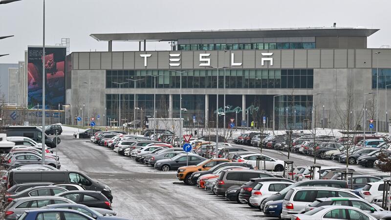 Tesla fährt Werk in Grünheide nach Pause wieder hoch Tesla hatte die Autofertigung am 29. Januar wegen der Angriffe der jemenitischen Huthi-Miliz auf Schiffe im Roten Meer ruhen lassen.