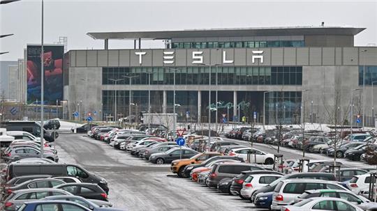Tesla hatte die Autofertigung am 29. Januar wegen der Angriffe der jemenitischen Huthi-Miliz auf Schiffe im Roten Meer ruhen lassen.