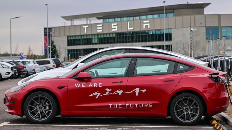 Tesla hofft auf schnelles Tempo für Ausbau der Fabrik Tesla kritisierte das Aus der Kaufprämie für E-Autos durch den Bund.