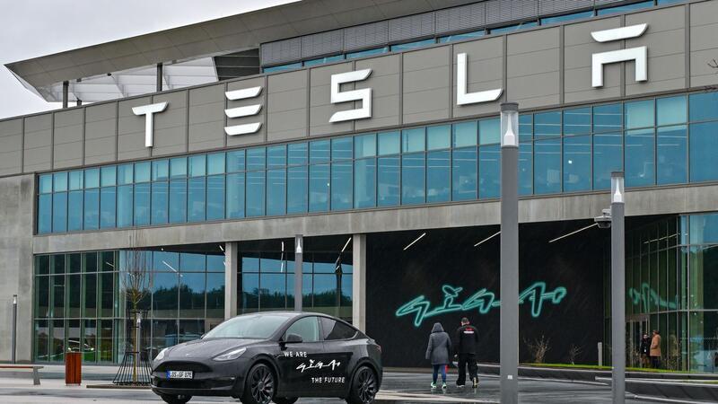 Tesla fährt Produktion in Grünheide wieder hoch Tesla musste die Produktion in Grünheide bei Berlin für mehrere Tage weitgehend stoppen.