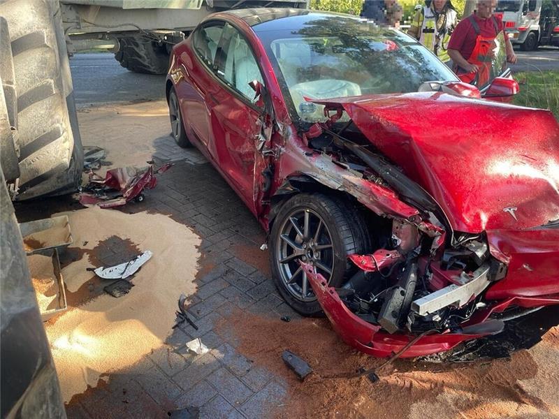 Tesla und Trecker wurden stark beschädigt. Foto: Feuerwehr Stade