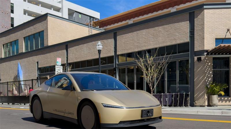Musk schwärmt nach Tesla-Gewinneinbruch von Robotern Teslas Cybercab hat weder Lenkrad, noch Pedale. (Archivbild)