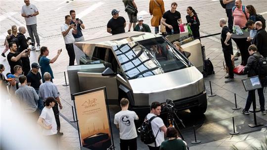 Teslas Cybertruck in der Mall of Berlin. Das Fahrzeug wird ab dieser Woche bis zum 7. Juli an über 100 Standorten in 20 Ländern zu sehen sein.