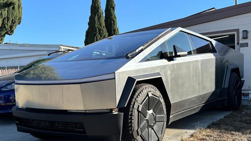 US-Aufseher schalten sich nach Video zu Cybertruck-Pedal ein Teslas Cybertruck ist rund drei Tonnen schwer und hat eine Karosserie aus dickem Edelstahl.
