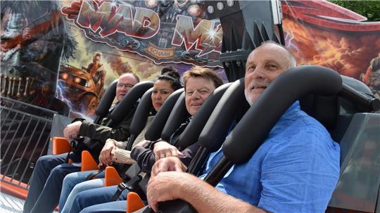 Testen das Sitzgefühl in der neuen Überkopfschaukel Mad Max (von links): Ralf Meyer (Vorsitzender Heimatverein), Schaustellerin Simone Schaak, Martin Ruehs (Werbeausschuss Heimatverein) und Marktmeister Carsten Gews.