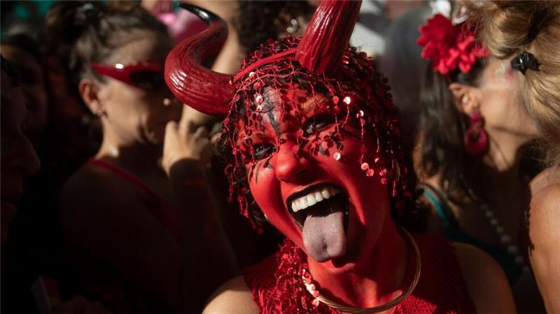 Teufel im Leib: Eine als Teufel verkleidete Feiernde streckt ihre Zunge während des Straßenfestes „Ceu na Terra“ („Himmel auf Erden“) vor dem Karneval in Rio de Janeiro heraus.