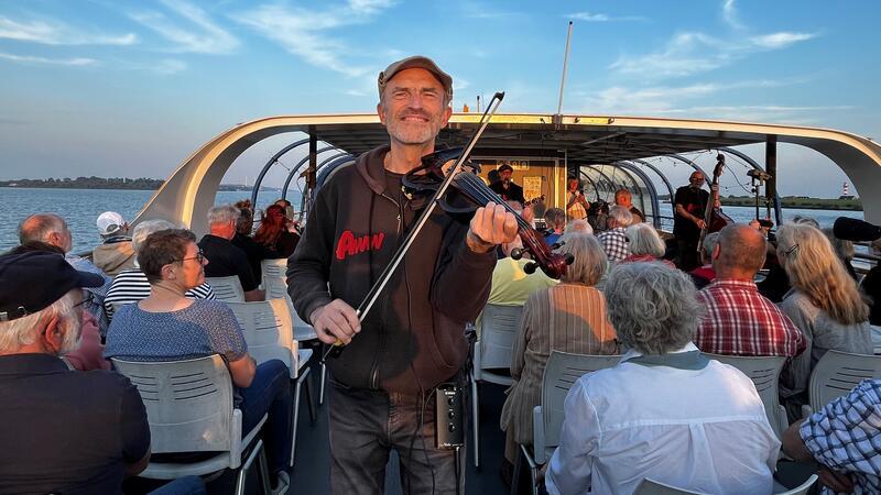 Teufelsgeiger Helmut Stuarnig von der Skiffle-Band Appletown Washboard Worms spielte im Sommer 2023 auf der Fähre.