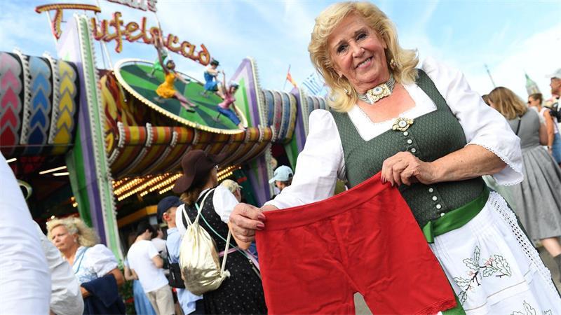 Upskirting-Videos im Netz? „Teufelsrad“ kämpft dagegen an „Teufelsrad“-Betreiberin Elisabeth „Lisi“ Polaczy verschenkt an ihre Besucherinnen Radlerhosen. (Produktion)