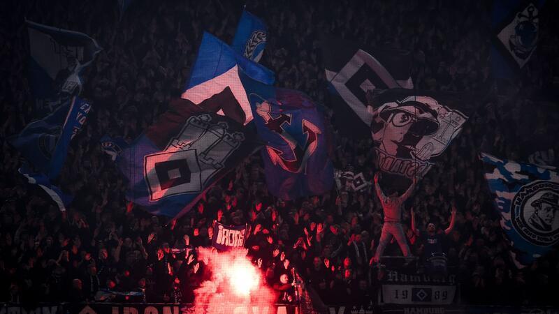 Teures Spiel der Fans mit dem Feuer: HSV muss viel Geld für die Pyroshow seiner Anhänger bezahlen. (Archivbild)