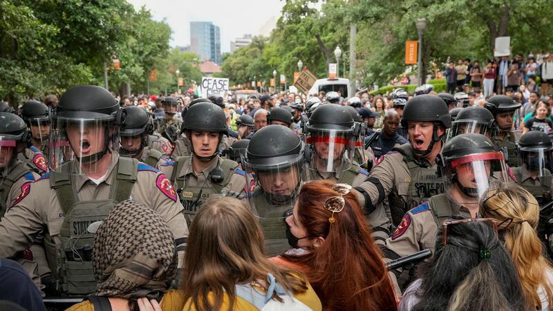 Texas State Troopers versuchen einen pro-palästinensischen Protest an der University of Texas aufzulösen.