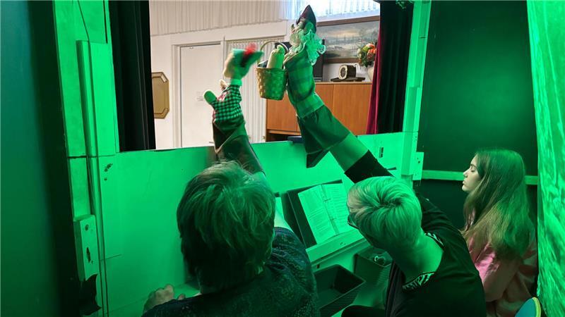 Textbücher lesen und mehrere Figuren spielen: Um lustiges Kasperle-Theater zu machen, braucht es viel Übung.