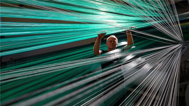 Bilder des Tages Textile Skipisten aus Chemnitz - In der Produktion von Mr. Snow in Chemnitz arbeitet Web-Meister Mario Thümer an einer Webmaschine für textile Gleitmatten.