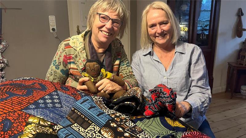 Altländer wollen junge Frauen in Uganda vor Armut bewahren Textilien aus Uganda: Renate Köhn-Brüggmann und und Petra Hege vom Verein Africa (k)now aus Mittelnkirchen präsentieren Näharbeiten (von links).