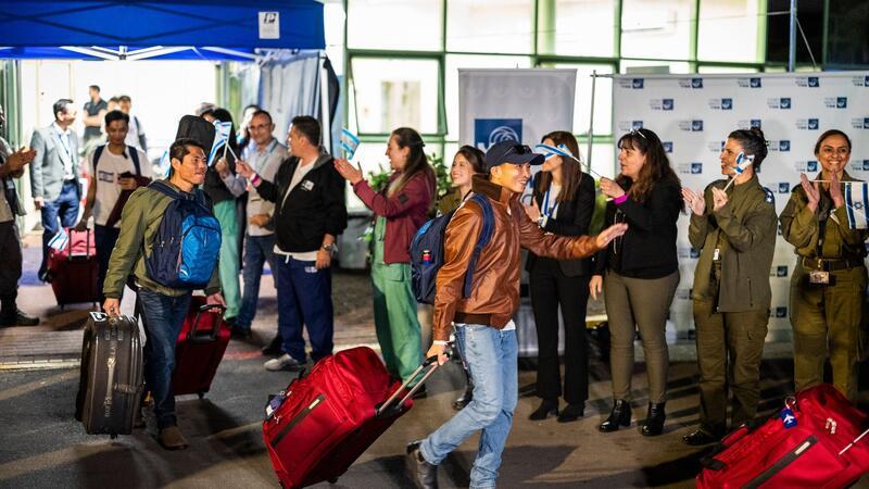 Thailändische Arbeitsmigranten besteigen nach dem Verlassen des Krankenhauses einen Bus. Sie sind nach über 50 Tagen Hamas-Gefangenschaft freigelassen worden.