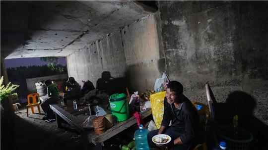 Thailändische Einwohner suchen Schutz vor Kämpfen an der Grenze zu Kambodscha in einem Schutzraum. (Foto aktuell)
