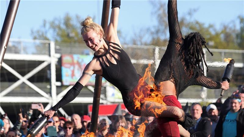 Thale: Hexentanzplatz in Feierlaune – Arial Fire Show begeistert mit Akrobatik bei Walpurgis