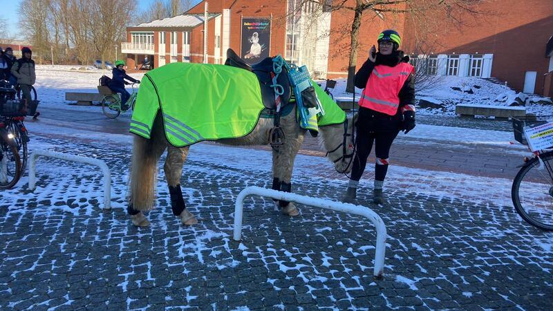Traktoren, Polizisten und Polit-Prominenz: So lief der zweite Tag des Bauernprotests im Kreis Thalea Sonesson unterstützte mit ihrem Pony Merle den Protest der Bauern.