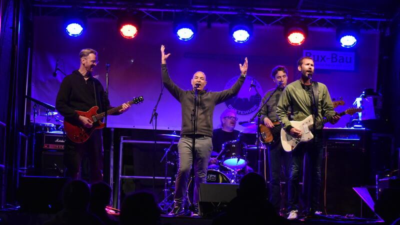 The Fakawi mit Frontman Craig Te Paa im Bühnenlicht