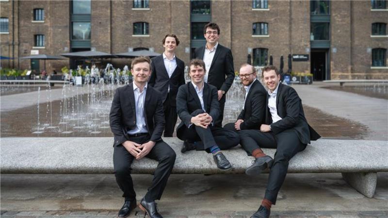 The Gesualdo Six treten während des Bachfestivals in der St.-Mauritius-Kirche zu Hollern auf, die als Spielort damit Premiere feiert.