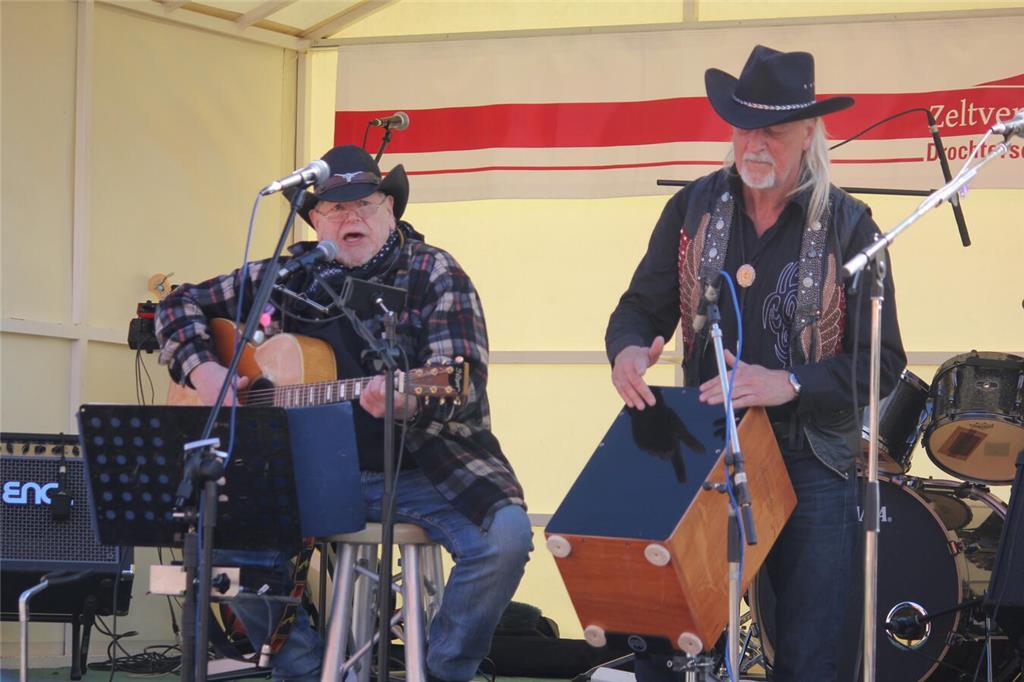 „The River Rangers“ traten auf der Bühne vor dem Rathaus als Duo auf und spielte...