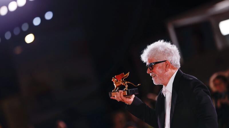 Schweres Thema, leichter Film: Almodóvar gewinnt in Venedig „The Room Next Door“ ist der erste englischsprachige Spielfilm Pedro Almodóvars.