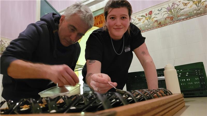 „The Taste“-Finalistin Anne Brandes setzt auch nach ihrem TV-Löffelkochen auf kleine Portionen. Gemeinsam mit ihrem Vater, dem Koch und Berufsschullehrer Stefan Brandes, richtet sie für Fans in Cuxhaven unter dem Motto „Alles vom Feld“ auf Löffeln an. 