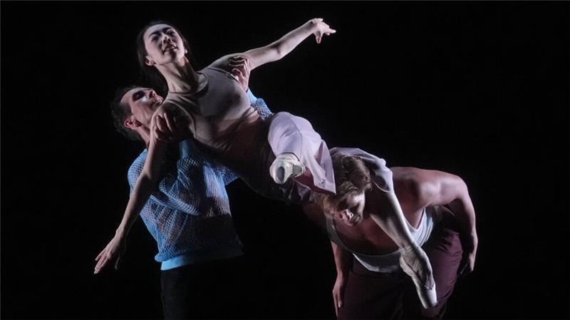Demis Volpi startet Reise durch die Welt des Balletts „The thing with feathers“ ist ein abstraktes Ensemblestück.