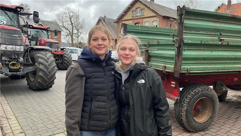 Thea (17) und Frieda (19, rechts): „Hier findet man immer jemanden, der was unternehmen will.“