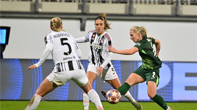 Thea Bjelde vom VfL Wolfsburg wird von zwei Juventus-Spielerinnen gestört.