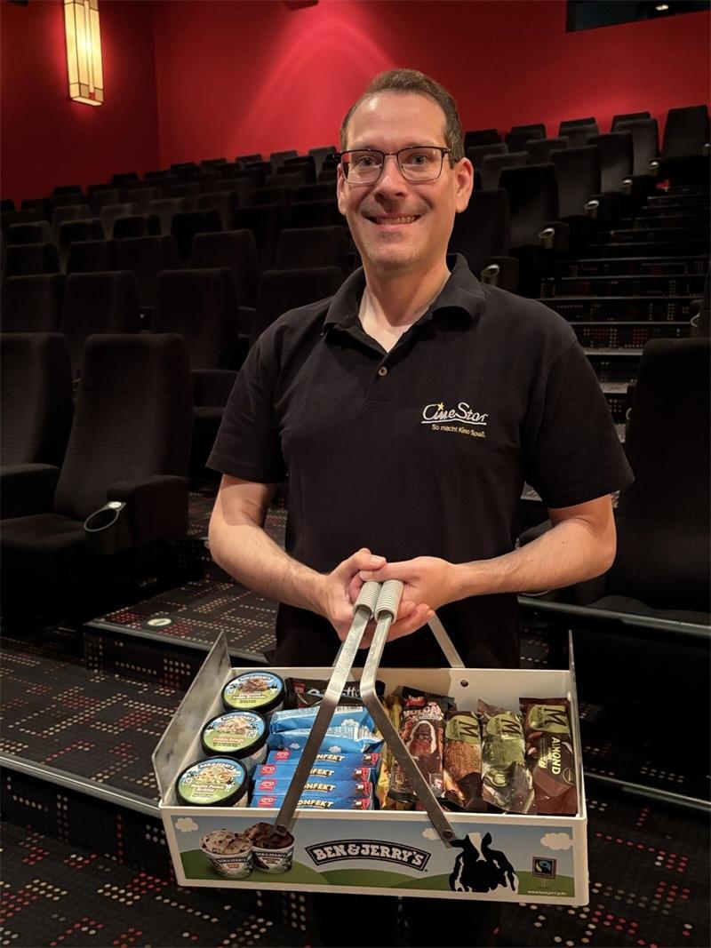 Kinogeschäft im Kreis Stade: Bringt der Sommer die Betreiber immer ins Schwitzen? Theaterleiter Mirko Henze mit dem beim Publikum beliebten Eiskorb.