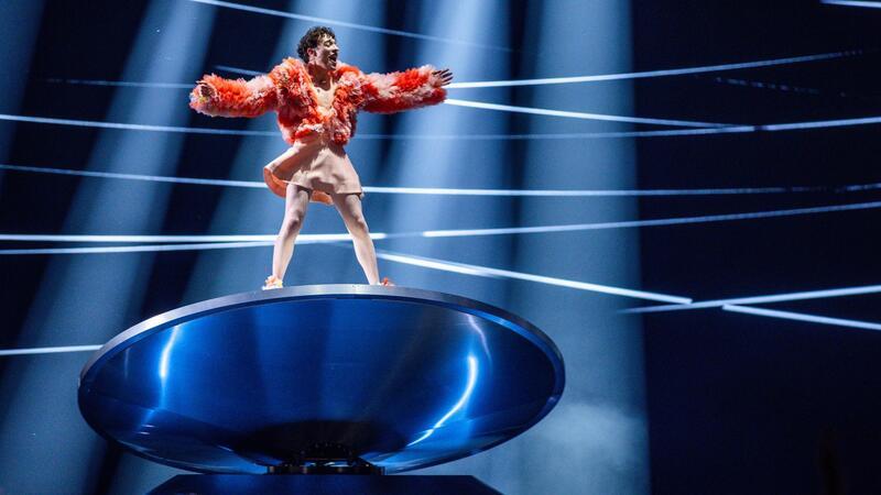 Der lange Schatten von Gaza beim ESC Theatralisch drehte sich der non-binäre Act Nemo mit kraftvoller Stimme auf einer Scheibe.