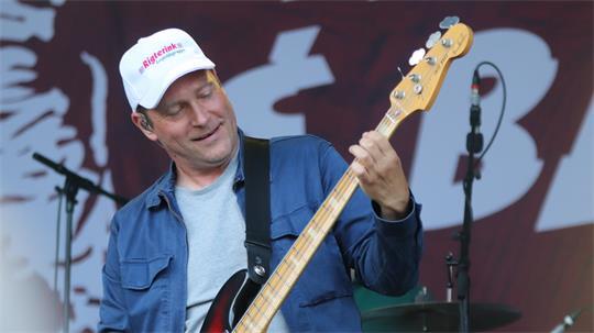 Thees Uhlmann beim Auftritt der Warpigs im Stader Bürgerpark. (Archivbild)
