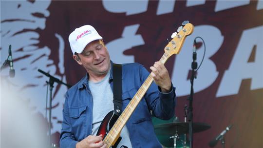 Thees Uhlmann beim Auftritt der Warpigs im Stader Bürgerpark.