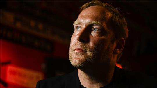 Thees Uhlmann reflektiert über seine 30-jährige Karriere und das neue Best-of-Album „Sincerely, Thees Uhlmann“.