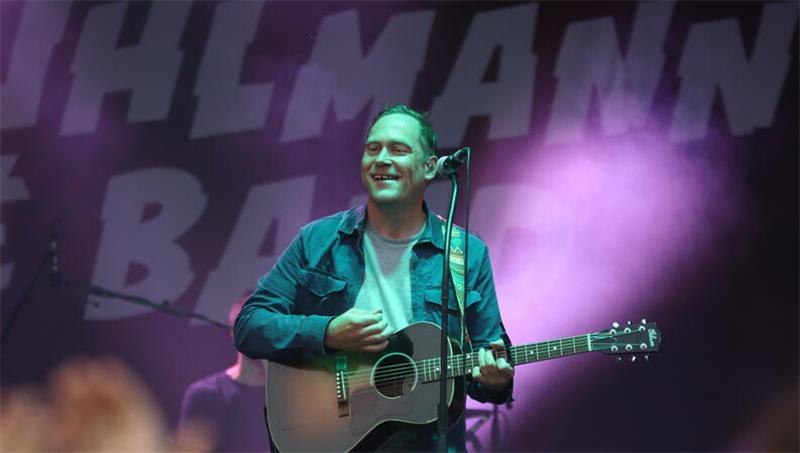 Thees Uhlmann trat am Sonntagabend im Stader Bürgerpark auf. Fans, Freunde und viele Wegbegleiter waren dabei.