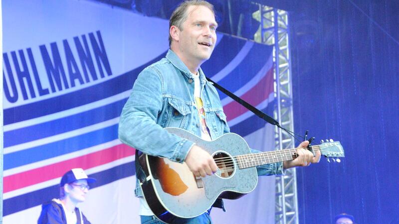 Thees Uhlmann und Müssen-alle-mit-Festival: Doppel-Wumms in Stade Thees Uhlmann und Band spielen im August in Stade. Uhlmann war schön häufiger zu Gast in der Hansestadt.