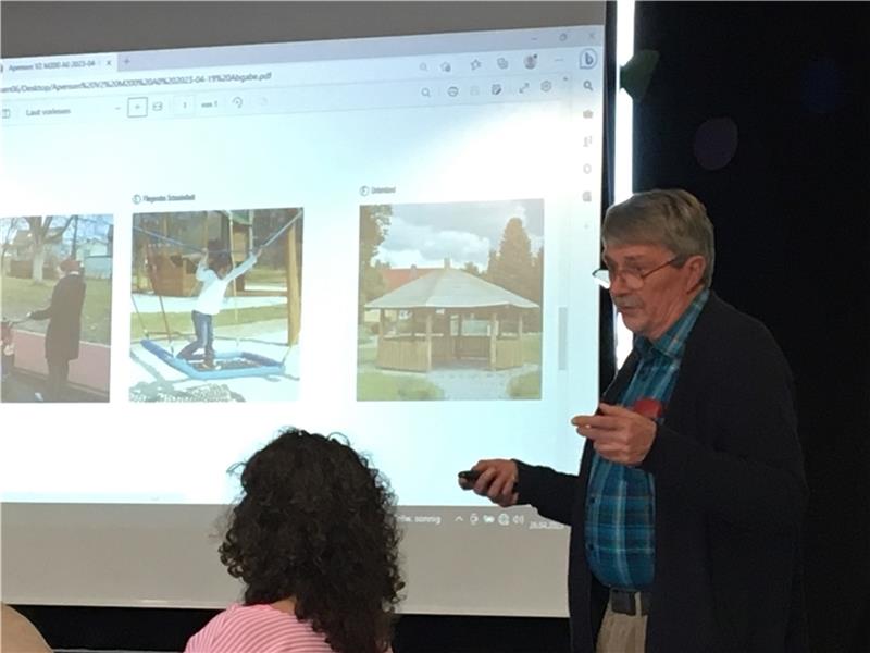 Theis Sumfleth zeigt seinen Entwurf mit Trampolinschaukeln, Unterstand und etlichen weiteren Details. Foto: Laudien