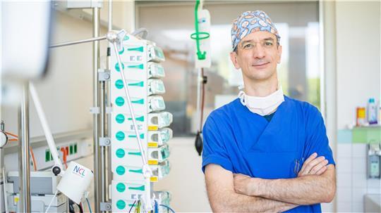 Thema: Behandlungssituation von Corona-Patienten im Klinikum Reinkenheide. Im Bild: Dr. Oliver C. Radke, Chefarzt der Anästhesiologie in Operationskleidung auf der Intensivstation. Foto: Hartmann