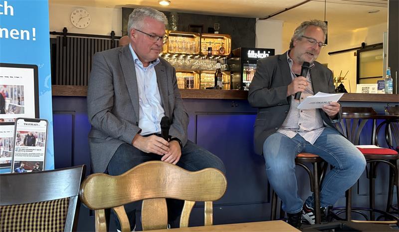 Themenfragen, ein Fragensprint und Bürgerfragen auf Bierdeckeln: Matthias Riel und Björn Vasel im Gespräch.
