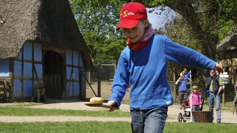 „Sommerspaß“ im Freilichtmuseum am Kiekeberg mit wechselnden Themenwochen Themenwoche „Spiele spielen im Wandel der Zeit“: Alte Kinder-Spiele werden beim Sommerspaß am Kiekeberg gespielt.